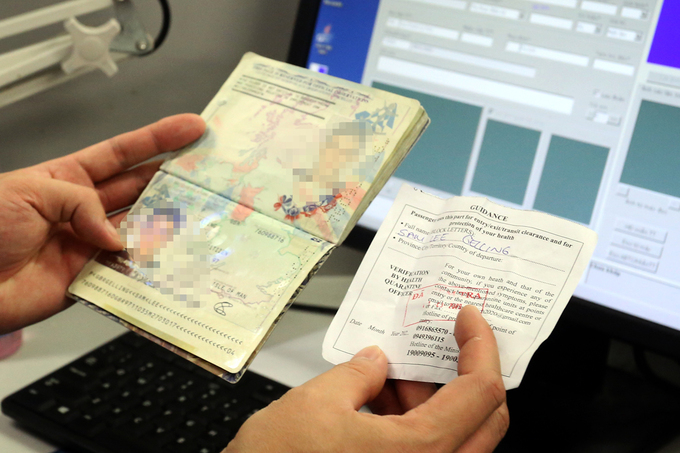 Kiểm tra hộ chiếu và tờ khai y tế của hành khách khi nhập cảnh Việt Nam tháng 3/2020. Ảnh: Bá Đô.